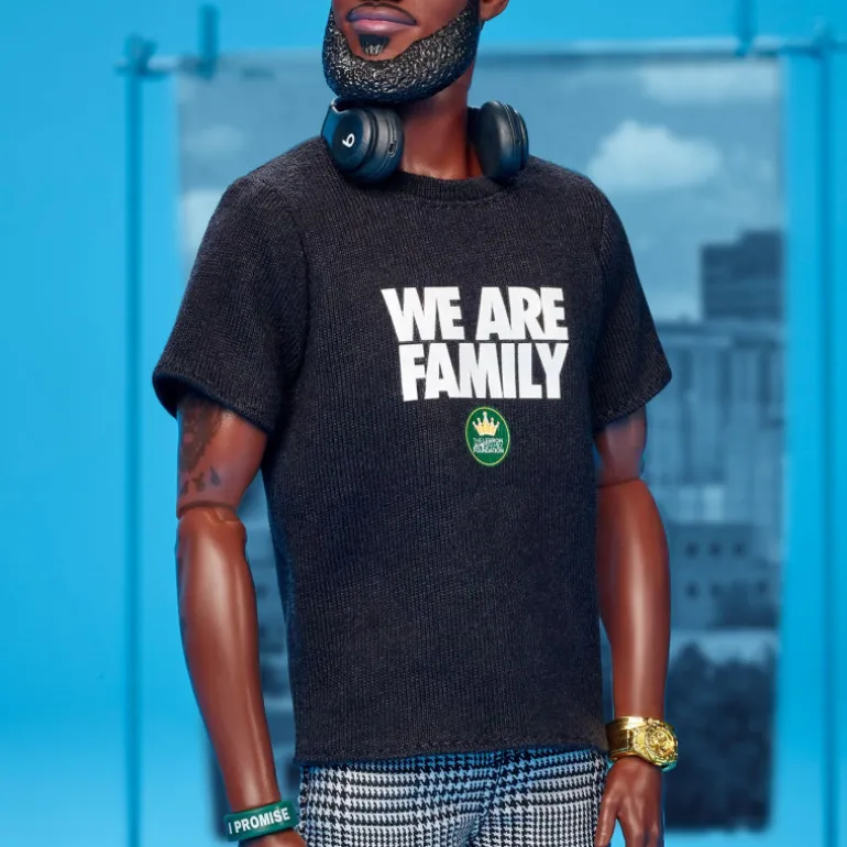 Barbie Signature Muñeco Kenbassador Coleccionable de Lebron James con Conjunto de Chaqueta Universitaria y Accesorios