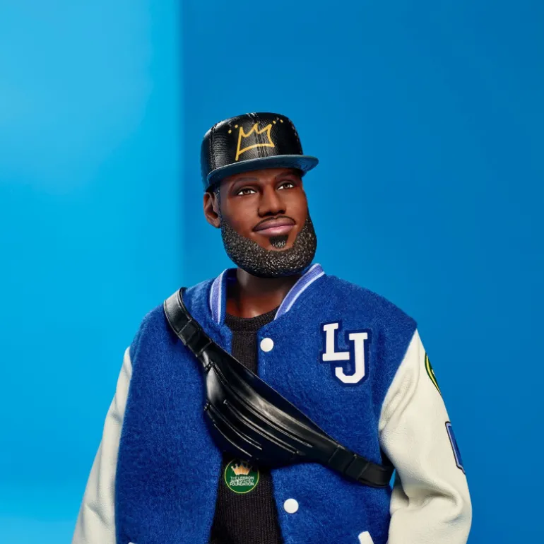 Barbie Signature Muñeco Kenbassador Coleccionable de Lebron James con Conjunto de Chaqueta Universitaria y Accesorios