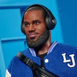 Barbie Signature Muñeco Kenbassador Coleccionable de Lebron James con Conjunto de Chaqueta Universitaria y Accesorios