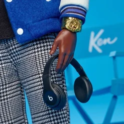 Barbie Signature Muñeco Kenbassador Coleccionable de Lebron James con Conjunto de Chaqueta Universitaria y Accesorios