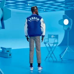Barbie Signature Muñeco Kenbassador Coleccionable de Lebron James con Conjunto de Chaqueta Universitaria y Accesorios