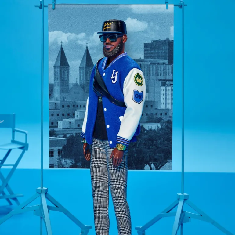 Barbie Signature Muñeco Kenbassador Coleccionable de Lebron James con Conjunto de Chaqueta Universitaria y Accesorios