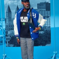 Barbie Signature Muñeco Kenbassador Coleccionable de Lebron James con Conjunto de Chaqueta Universitaria y Accesorios