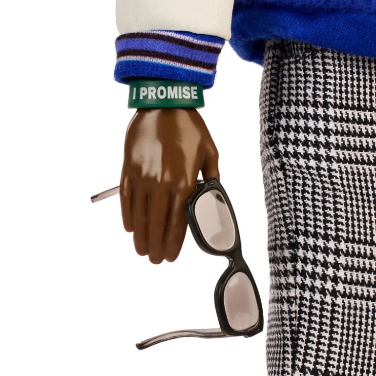 Barbie Signature Muñeco Kenbassador Coleccionable de Lebron James con Conjunto de Chaqueta Universitaria y Accesorios