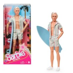 Barbie The Movie Muñeco Ken con Conjunto de Playa a Rayas Rosa y Verde Pastel, Tabla de Surf y Zapatillas