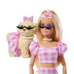 Barbie Twinning Looks nº 5 Muñeca Rubia con Conjunto de Ropa Rosa, Perrito y Accesorios