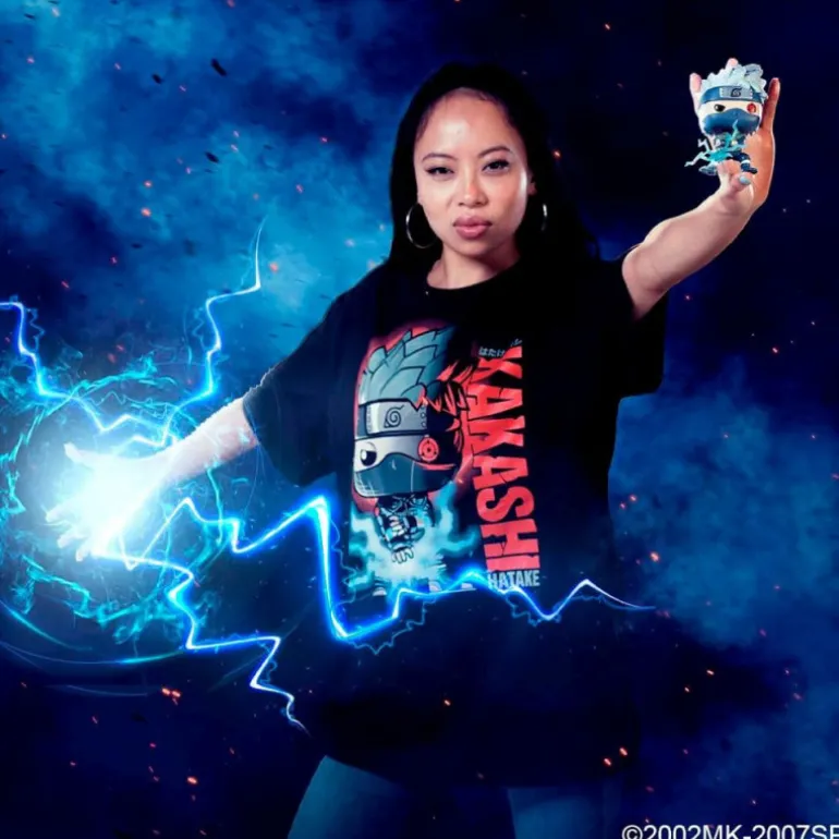 Funko Pop! & Tee Naruto Shippuden Pack Figura Kakashi Edición Especial Brilla en la Oscuridad con Camiseta Talla S