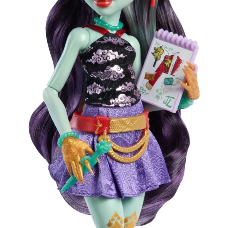 Monster High Jinafire Long Muñeca, Chica Dragón con Perrito Mascota Cloudy Yun Yun y 7 Accesorios
